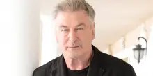 Alec Baldwin si schianta contro un albero: «Ho distrutto l'auto di mia moglie. Un camion enorme mi ha tagliato la strada»