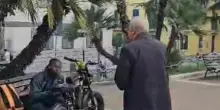 Salerno, blitz di De Luca in piazzetta: rimprovero a un extracomunitario in bici elettrica