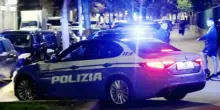 Milano, uccide una ragazza di 29 anni a coltellate e tenta il suicidio. «Tra i due c'era una relazione, lei voleva lasciarlo»