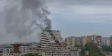 Napoli, incendio doloso alla Vela Rossa di Scampia: rifiuti in fiamme