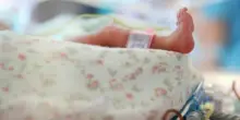 Neonata morta, le due ostetriche indagate per omicidio colposo: disposta l'autopsia. Il video del parto in casa in mano ai pm