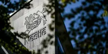 Nestlé licenzia 16 mila dipendenti in tutto il mondo, il nuovo ceo: «Il mondo sta cambiando». Il piano entro il 2027
