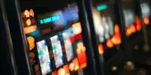 Gioco legale: nel 2024 spesi 21,5 miliardi di euro. Cresce il settore online, retail in calo. Cambiano le abitudini dei giocatori