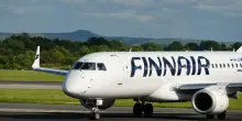 Finnair cancella 40 voli dopo aver lavato i sedili con l'acqua: a rischio i sistemi di sicurezza antincendio