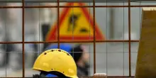 Mugnano, operaio precipita dal tetto di un capannone: morto 63enne