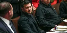 Zelensky, il look con la giacca nera alla Casa Bianca. Trump lo promuove: «Davvero bella, mi piace molto»