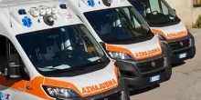 Donna in arresto cardiaco muore durante i soccorsi, i familiari aggrediscono il 118: «Nessun medico sulle prime ambulanze»
