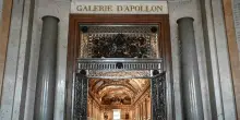 Rapina al Louvre, rubati gioielli «inestimabili» di Napoleone e dell'Imperatrice: il colpo in 7 minuti e la fuga in scooter