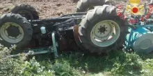Il trattore si ribalta e lui muore schiacciato: «Aveva 81 anni, stava lavorando i campi»