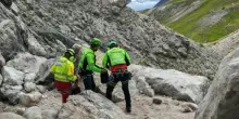 Voleva recuperare il corpo di un cervo ma muore, cacciatore precipita per 30 metri e sbatte la testa: la tragedia sotto gli occhi dell'amico