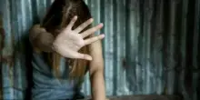 Ragazza di 16 anni violentata nello scantinato del kebabbaro: «Stordita con whisky e Cola». La denuncia del papà
