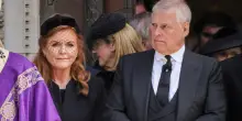 Sarah Ferguson "travolta" dallo scandalo Epstein, dalle mail amichevoli e di scuse ai prestiti: anche lei rischia (come il principe Andrea)