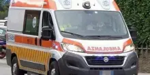 Braccio schiacciato da macchinario mentre lavora, operaio in codice rosso: è grave