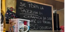 Caffè al bar a 50 centesimi, ma solo se porti la tazzina da casa: «Non deve diventare un lusso e così combattiamo la crisi»