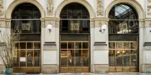 Carlo Cracco, quanto costa mangiare nel suo ristorante nel salotto di Milano: dal rigatone a 60 euro al dolce ?tatin? a 44, tutti i prezzi