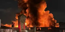 Napoli, incendio di Ponticelli domato alle 4: vigili del fuoco ancora sul posto