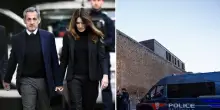 Nicolas Sarkozy entra in carcere: «La mia vita è un romanzo». L'arrivo mano nella mano con Carla Bruni, niente telefono, sciarpa corta e tre libri a settimana