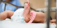 Affetta da grave cardiopatia, Sara partorisce (nella Giornata mondiale del cuore) la sua bimba: «Solo grazie ai medici posso abbracciarla»