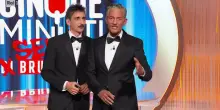 Fiorello: «De Martino il mio successore? Casomai è il nuovo San Gennaro». La gag con la (fake) Carla Bruni