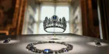 Furto al Louvre, il bottino è di 88 milioni di euro: i gioielli rubati e il Dna nel gilet dimenticato dai ladri