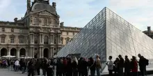 ?Furto al Louvre, riapre il museo: il bottino, la caccia ai ladri e le accuse alla sicurezza
