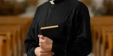 Don Carlo Occelli, l'ex parroco condannato per abusi sessuali su minore: «Lei era consenziente». Cosa dice la legge in Italia