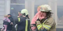 Ucraina, attacco contro un asilo a Kharkiv, 7 bimbi feriti. Zelensky: «Raid ingiustificabile. Terroristi»