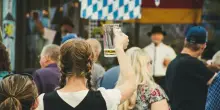 Imprenditore veneto molesta cameriera all'Oktoberfest: viene arrestato e si fa pagare dalla moglie (ignara) la cauzione