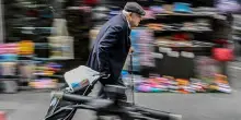 Pensioni, spesa record nel 2024: assegni in aumento ma quasi 5 milioni sotto i mille euro. Il divario tra uomini e donne è abissale