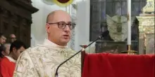 Aggredisce e accoltella il parroco durante un colloquio in sacrestia: arrestato un 26enne