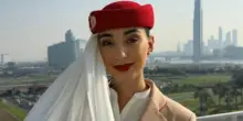«Lavoro come assistente di volo per Emirates. Quanto guadagno? Non poco. Ecco cosa c'è da sapere su stipendio e benefit»