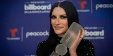 Laura Pausini vince il Billboard Icon Award e omaggia Armani: «Il suo ultimo abito per me. Lo sento abbracciarmi»