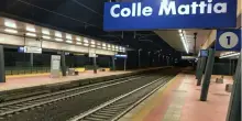 Roma, inciampa e viene investita dal treno a Colle Mattia: morta 52enne americana