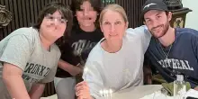 Celine Dion, come sta la cantante: i pulsanti antipanico in casa e il supporto dei tre figli. «La mia vita è fare la mamma»