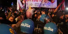 Roma, tensioni al presidio pro-Pal: idranti e manganellate contro manifestanti che andavano verso l'Auditorium
