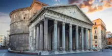 Cade dal muro del Pantheon, turista muore dopo un volo da 7 metri