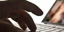 Video di violenze sessuali sui bambini, rete di pedofili aveva e scambiava materiale online: 5 arresti