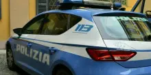 Caramelle e regali per guadagnarsi la loro fiducia, poi gli abusi: 67enne arrestato per violenza sessuale su due fratellini