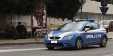 Fratellini di 12 e 13 anni violentati dal vicino, arrestato ex educatore 67enne: li attirava con caramelle e PlayStation