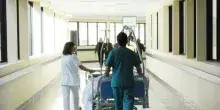 Sanità, aumenti medi da 172 euro e stop ai turni notturni per gli over 60: domani la firma del contratto