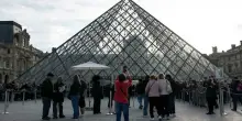 Furto al Louvre, presi 2 dei 4 ladri: uno stava per scappare in Algeria. Pregiudicati, sono specializzati in colpi su commissione