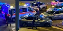 Milano, due ragazzi accoltellati in centro da un gruppo di coetanei: gravissimo un 18enne