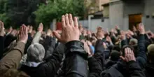 Predappio, oltre 1000 al raduno nel paese natale di Mussolini. E tornano i saluti romani (anche se la famiglia aveva chiesto di non farli)