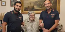 Nonna Amelia sventa la truffa del finto incidente al nipote, i poliziotti: «?101 anni e non sentirli»