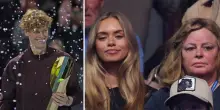 Jannik Sinner dedica la vittoria a Vienna a Laila Hasanovic: «Grazie alla mia fidanzata». Lei lo guarda innamorata vicino a mamma Siglinde