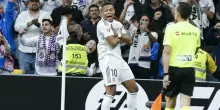 Real Madrid-Barcellona 2-1, i blancos vincono El Clasico e volano a +5. Decisivo Mbappé, finale in rissa