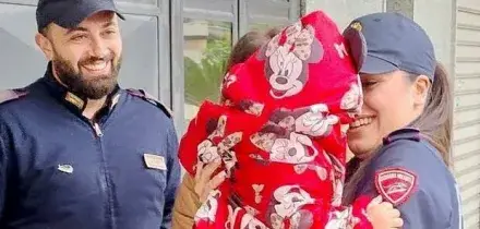 Bimba di 14 mesi rischia di soffocare in auto e il padre va nel panico: salvata da due poliziotti. Meloni: «Eroi»