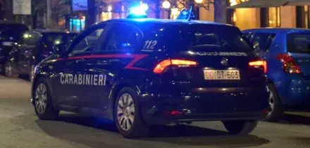 Accoltella il fidanzato della ex poi si suicida incendiando la sua auto