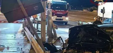 Incidente choc sull'A57, auto si schianta contro il casello in autostrada: donna morta sul colpo