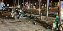 Incidente in autostrada: Mercedes si schianta contro il casello dell'A57, morta una donna